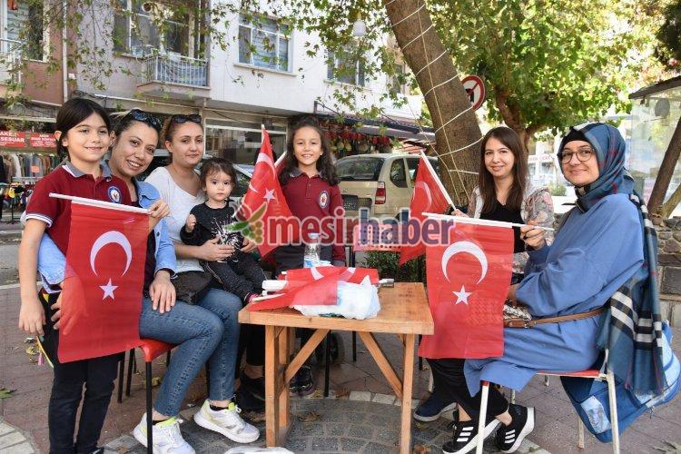 manisa-buyuksehir-turk-bayragi-dagitti-mSu2eURN.jpg